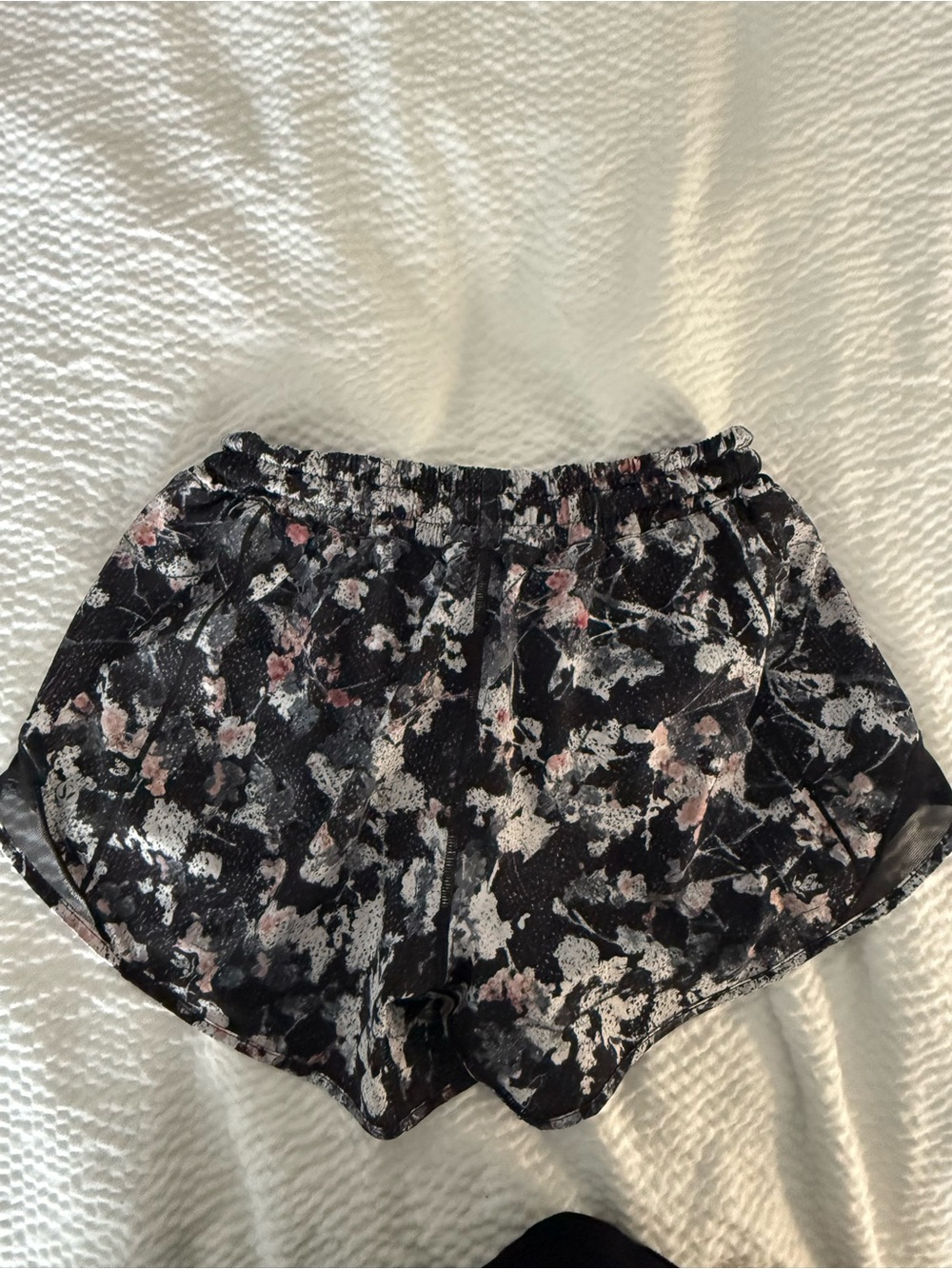 Lululemon Hotty Hot Shorts 2.5" – Spring Bloom Multi (Size 4)